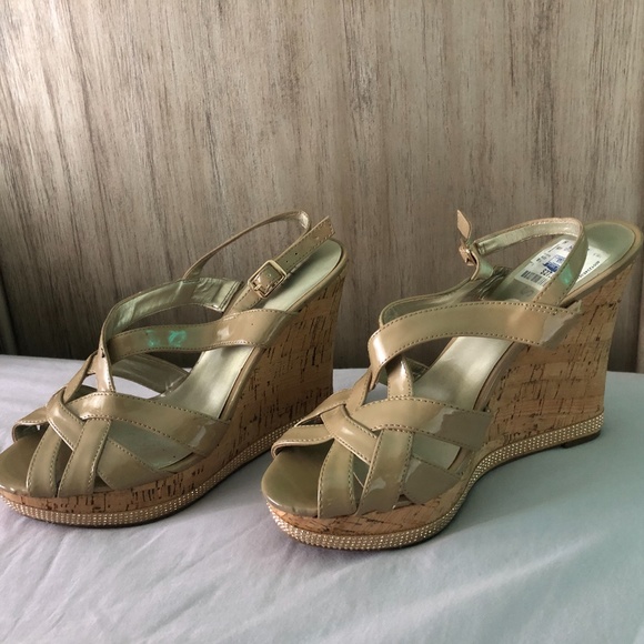 Guess Tan Wedge Sandel - Picture 1 of 3